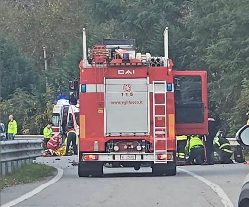 I primi soccorritori in azione sul luogo dell'incidente I primi soccorritori in azione sul luogo dell'incidente