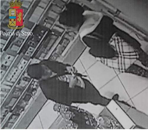 Rubano 700 euro di profumi, poi ci prendono gusto Rubano 700 euro di profumi, poi ci prendono gusto