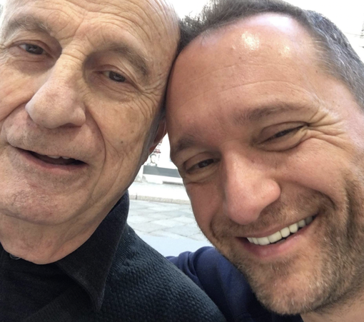 «Addio adorato papà, mi hai accolto, dato un nome, reso felice» «Addio adorato papà, mi hai accolto, dato un nome, reso felice»