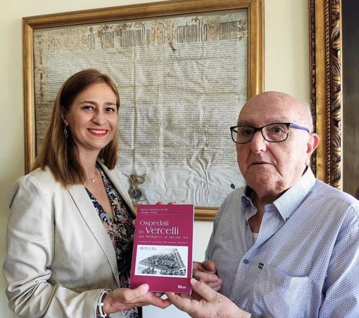 "Ospedali in Vercelli": donato all'Asl il volume di Giorgio Ferrari "Ospedali in Vercelli": donato all'Asl il volume di Giorgio Ferrari