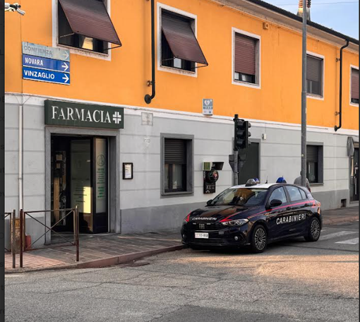 Entra in farmacia per rubare i cosmetici e spintona il direttore: denunciato per un 20enne