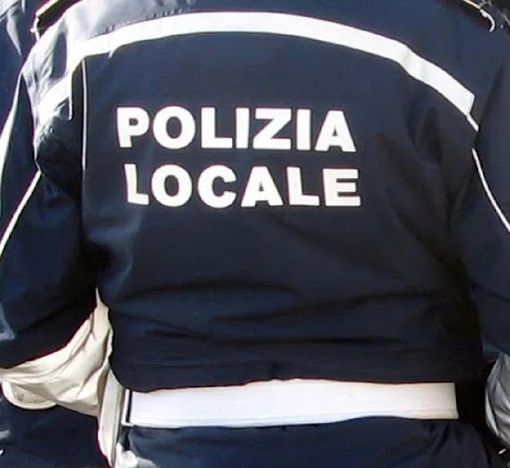 Spray al peperoncino agli agenti della Polizia locale: controlli sui bus e pattuglie in bici