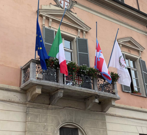 Bandiere a mezz'asta al Comune di Crescentino Bandiere a mezz'asta al Comune di Crescentino