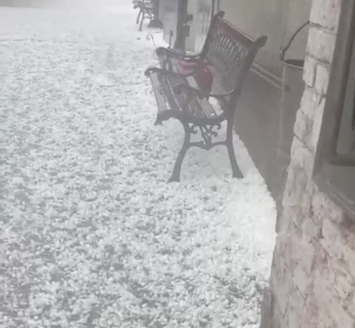 Violento temporale di grandine nel Novarese. Danneggiato anche un aereo in volo Violento temporale di grandine nel Novarese. Danneggiato anche un aereo in volo