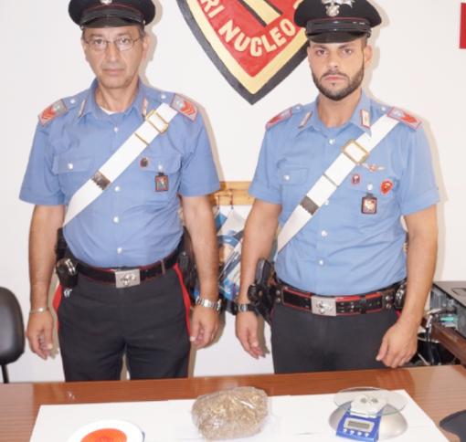Viaggiava con oltre 2 etti di droga: arrestato un 28enne