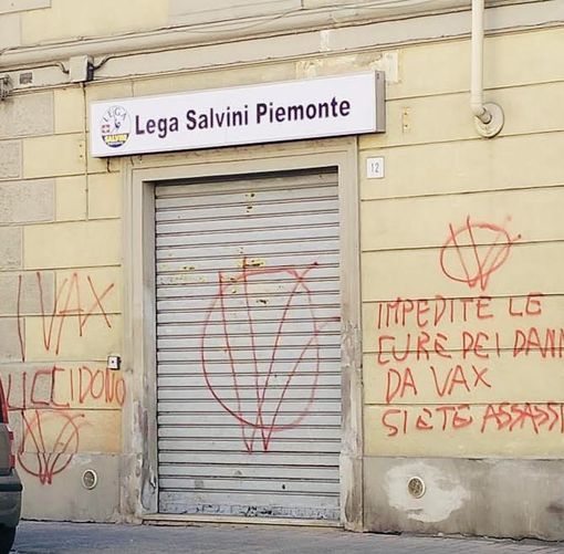 Vandali in azione contro la sede della Lega