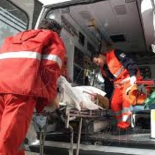 Frontale tra due auto, giovane donna in codice rosso