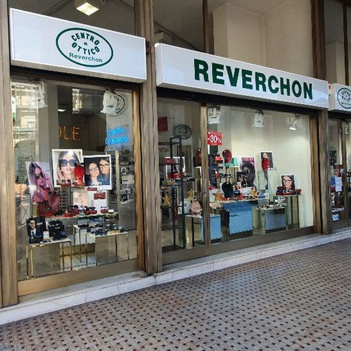 Raid all'ottica Reverchon di Mortara, ladri in fuga con 200 paia di occhiali e 180 euro Raid all'ottica Reverchon di Mortara, ladri in fuga con 200 paia di occhiali e 180 euro