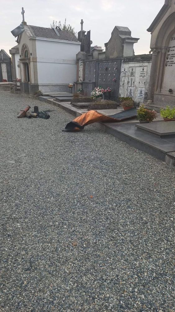 Cigliano, raid notturno al cimitero: devastate tombe e cappelle Cigliano, raid notturno al cimitero: devastate tombe e cappelle