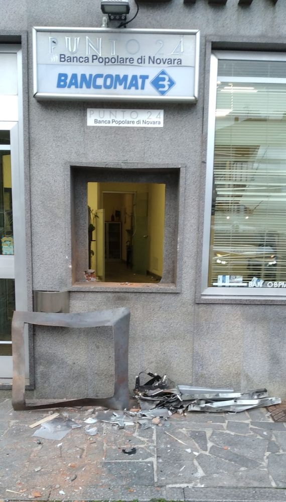 Colpo con l'esplosivo al bancomat