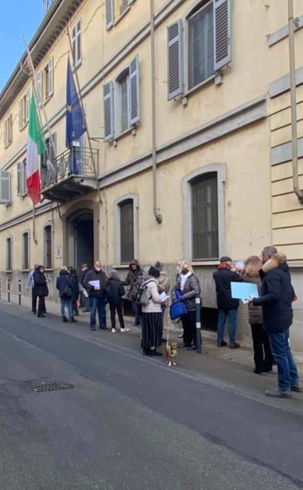 Alcuni dei cittadini in coda davanti al Comando provinciale dei Carabinieri