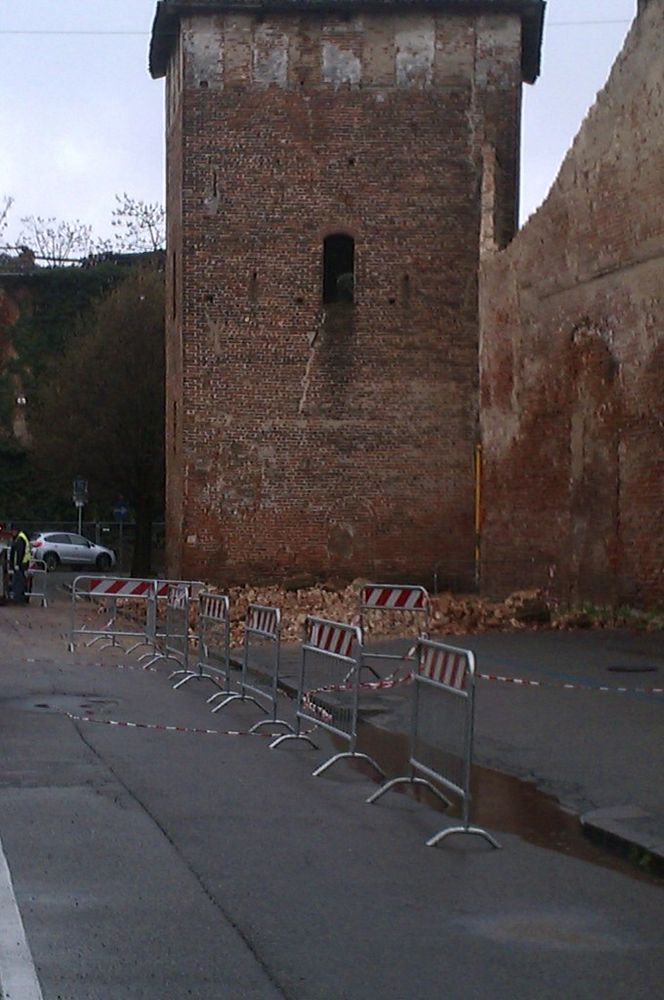 Via Conte Rosso: crollato parte del muro di cinta del Tribunale - FOTOGALLERY