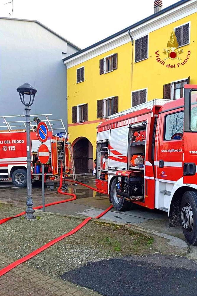Sottotetto a fuoco: momenti di paura a Tronzano Sottotetto a fuoco: momenti di paura a Tronzano