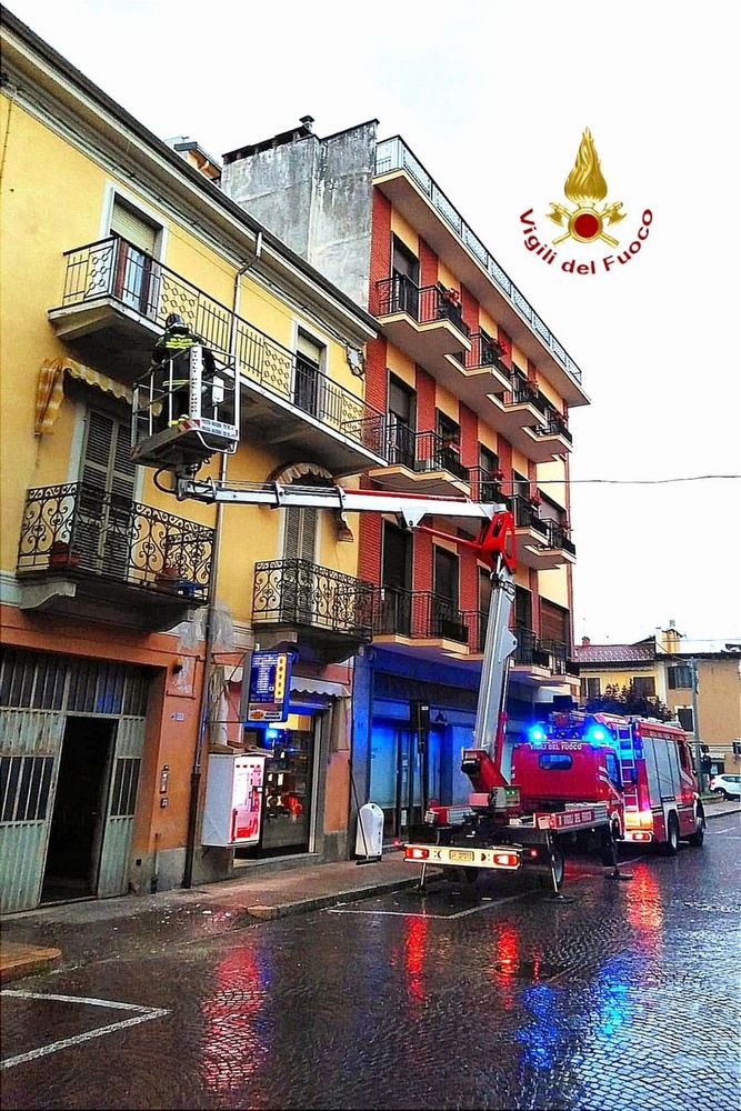 Cadono calcinacci: Vigili del Fuoco al lavoro Cadono calcinacci: Vigili del Fuoco al lavoro