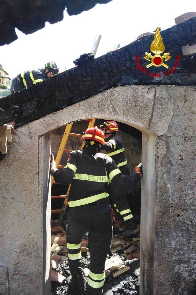 Abitazione in fiamme: il rogo è partito dal tetto