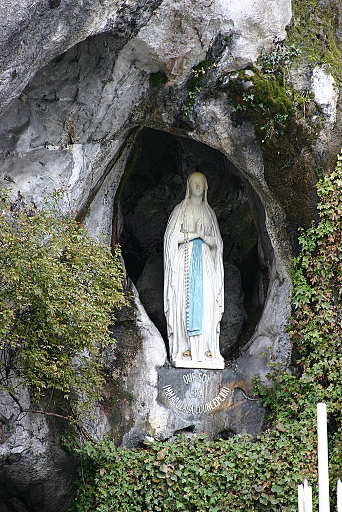 Statue della Madonna di Lourdes, cosa rappresentano