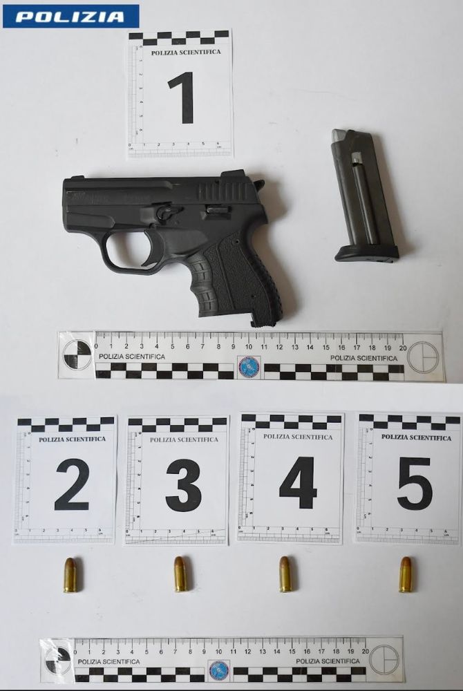 Si presenta armato a casa della ex moglie: alla vista della Polizia cerca di sparare Si presenta armato a casa della ex moglie: alla vista della Polizia cerca di sparare