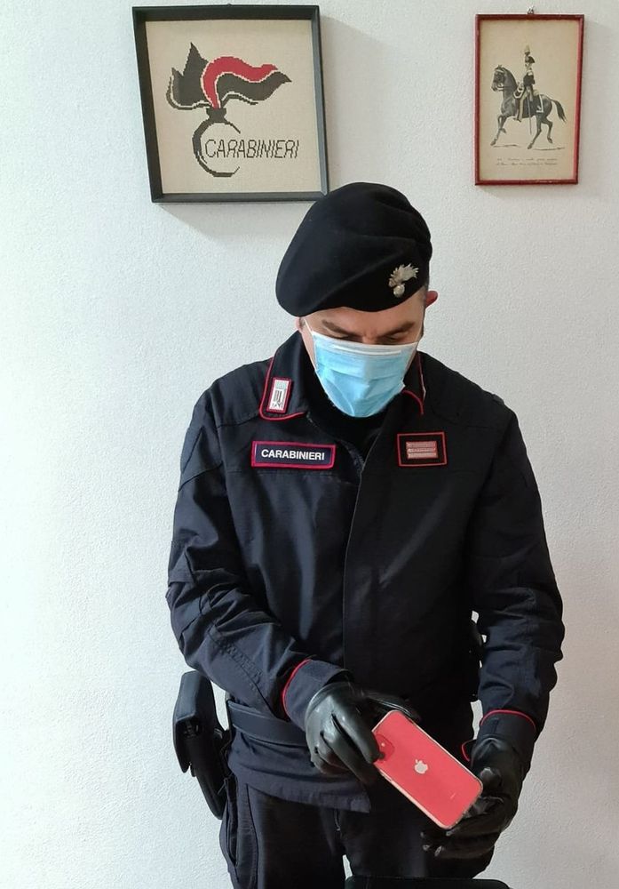 Ruba l'Iphone a una truffatrice agli arresti domiciliari