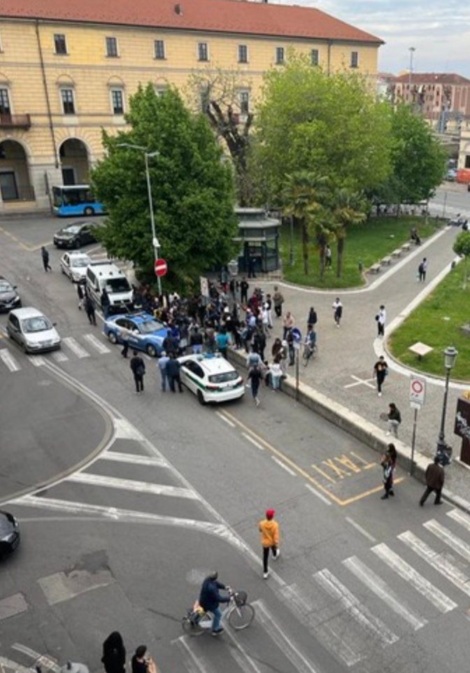 Si rifiuta di esibire i documenti alla Municipale. Alta tensione davanti alla stazione di Novara
