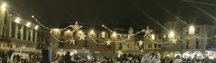 Vercelli si accende con le luci del Natale 2021 - FOTO Vercelli si accende con le luci del Natale 2021 - FOTO