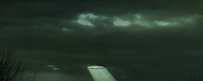 Sopra la mia testa un Ufo, illuminato da luci gialle e blu