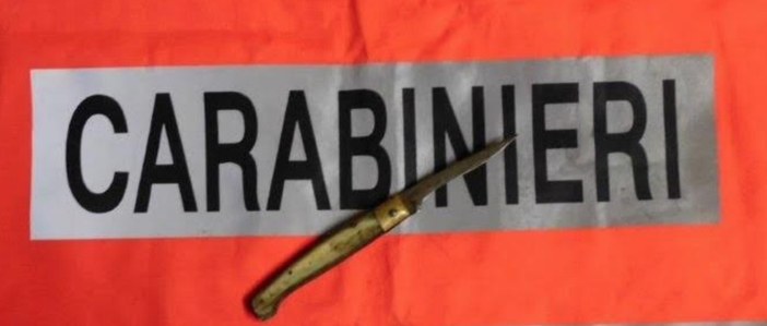 Il coltello sequestrato dai carabinieri