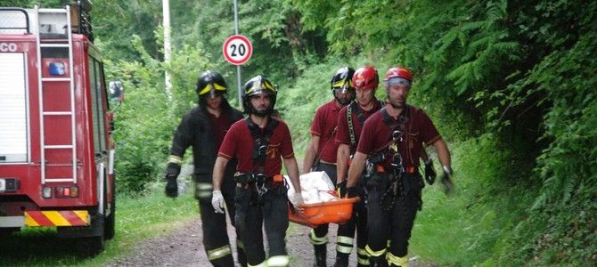 Le squadre di soccorso all'opera (da NewsBiella.it)