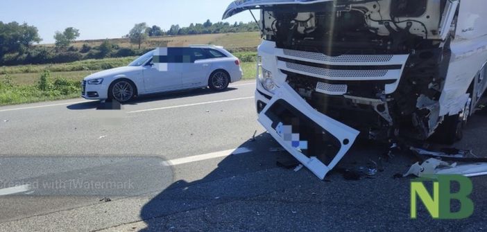 Massazza, scontro tra un bilico e un'auto che finisce nel prato. FOTO