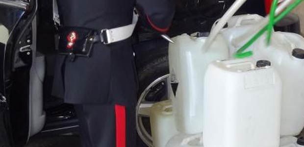 Portano un ragazzino a rubare carburante Portano un ragazzino a rubare carburante