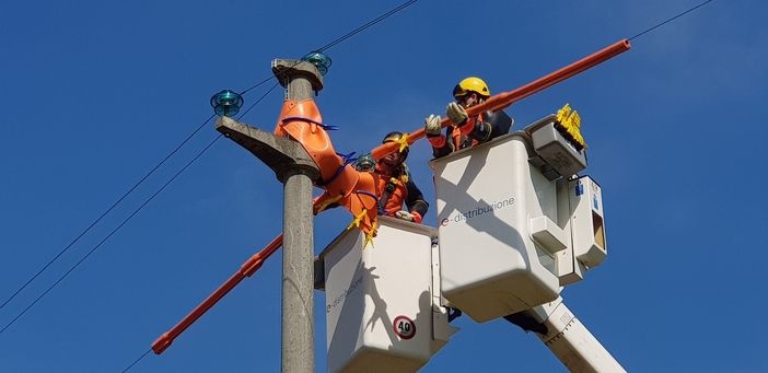 Lavori sulla rete senza togliere la corrente: tecnica innovativa di E-Distribuzione Lavori sulla rete senza togliere la corrente: tecnica innovativa di E-Distribuzione