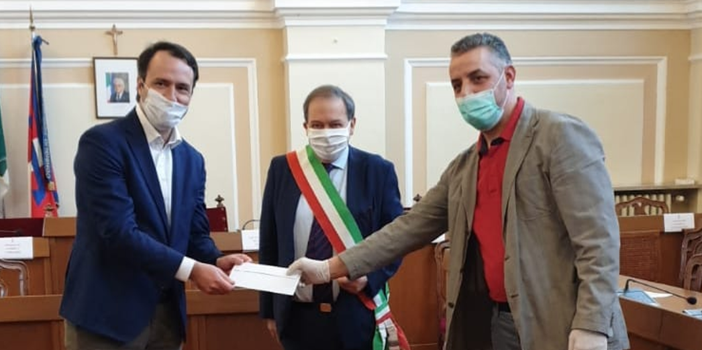 La consegna del contributo di Assalam all'Asl