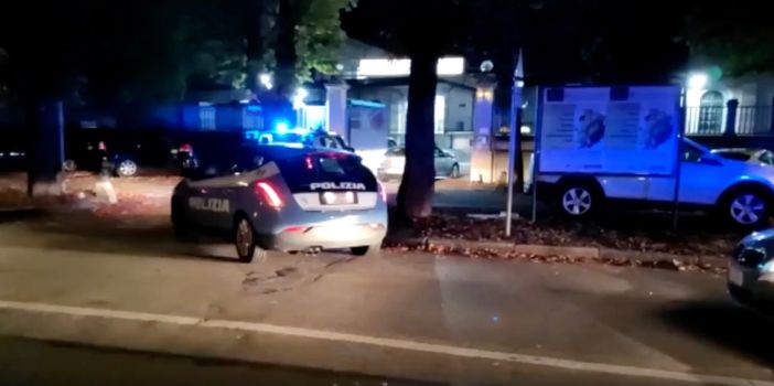 Arrestati tre passeur pakistani: in un furgoncino avevano stipato 5 migranti - video Arrestati tre passeur pakistani: in un furgoncino avevano stipato 5 migranti - video