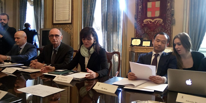 da sin: Pietro Ferrero (Amteco), Roberto Gallo (Open Fiber), il sindaco Maura Forte e Hu Kun (ZTE) alla presentazione del progetto