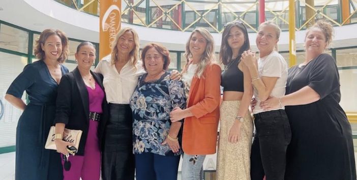 Da sin. Christina Varlotta funzionaria Ascom, Debora Marotta (Il Panfocaccia), Donatella Bertolone, Raffaella Amato (Ristorante Pizzeria Capri), Federica Zampieri Da sin. Christina Varlotta funzionaria Ascom, Debora Marotta (Il Panfocaccia), Donatella Bertolone, Raffaella Amato (Ristorante Pizzeria Capri), Federica Zampieri