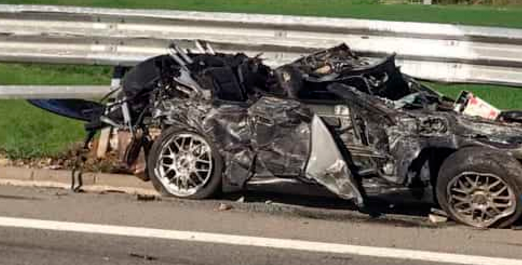 Porsche si schianta contro un tir: morto un giovane papà, ferita la bambina