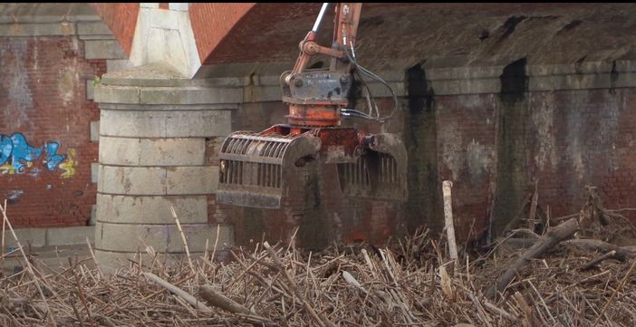 La rimozione del legname finito contro le arcate del ponte La rimozione del legname finito contro le arcate del ponte