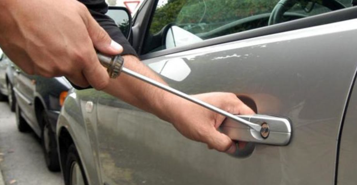 Forzano un'auto sotto l'occhio della videocamera