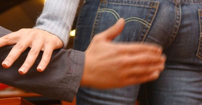 Chiesti un anno e 8 mesi per la "manata" sul sedere Chiesti un anno e 8 mesi per la "manata" sul sedere