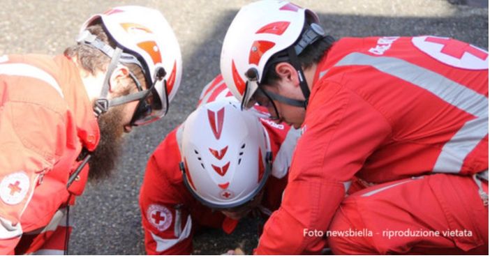 Finisce fuori strada e l'auto si incendia: gravissimo il guidatore