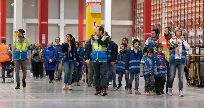 Amazon: spettacolo di Natale con i "suoni" del centro logistico Amazon: spettacolo di Natale con i "suoni" del centro logistico