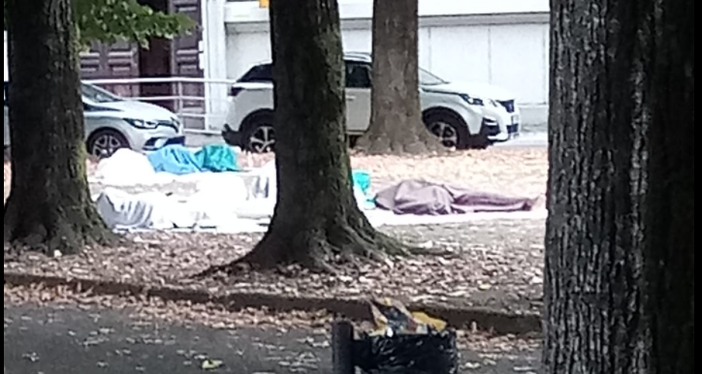 Migranti in piazza Mazzini: la minoranza chiede interventi urgenti