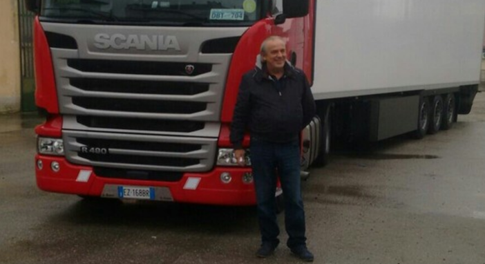 Luciano Longhi accanto al suo camion