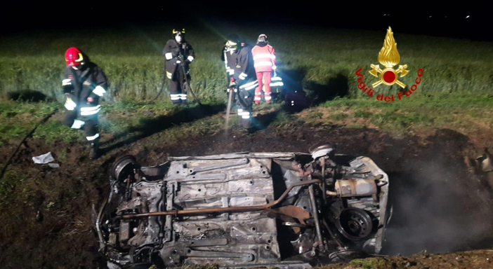 Finisce fuori strada e l'auto prende fuoco - LE FOTO Finisce fuori strada e l'auto prende fuoco - LE FOTO