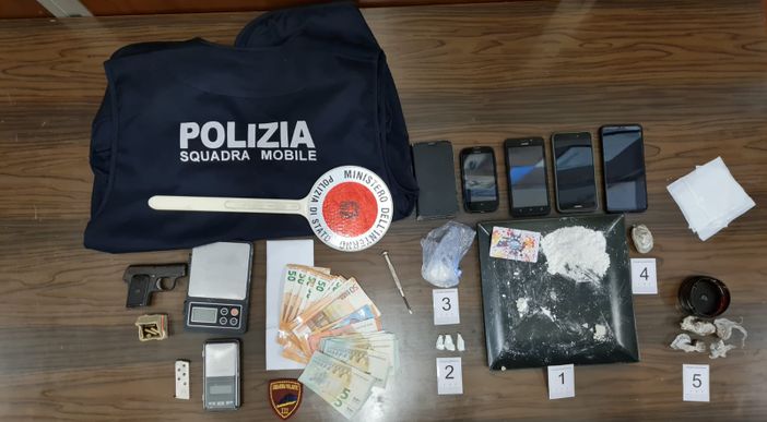 Droga in casa e un'arma detenuta illegalmente: cinquantenne in manette