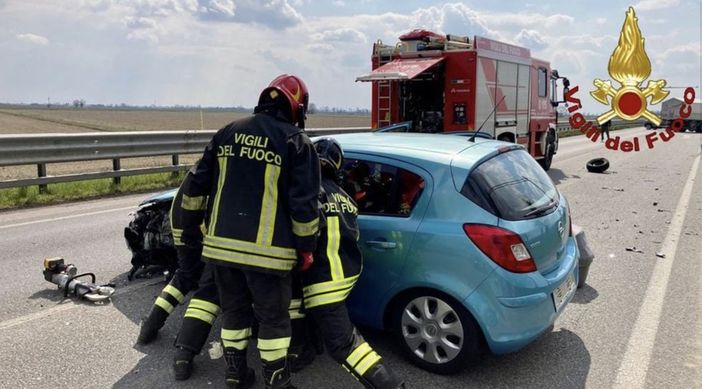 Frontale sulla Vercelli - Novara: coinvolta una bimba di pochi mesi