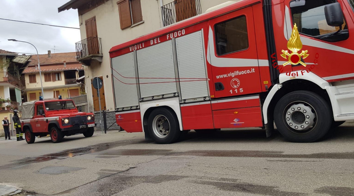 Tenta di allacciarsi abusivamente al contatore e causa un incendio