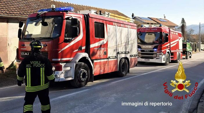 Incendio in casa, tre persone in ospedale per accertamenti