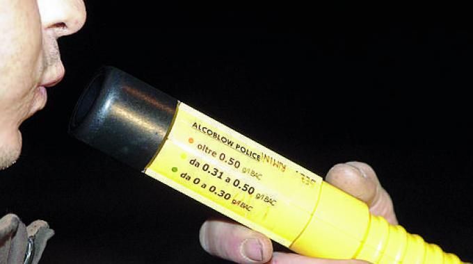 Aveva tre volte il tasso alcolico consentito: denuncia e ritiro della patente Aveva tre volte il tasso alcolico consentito: denuncia e ritiro della patente
