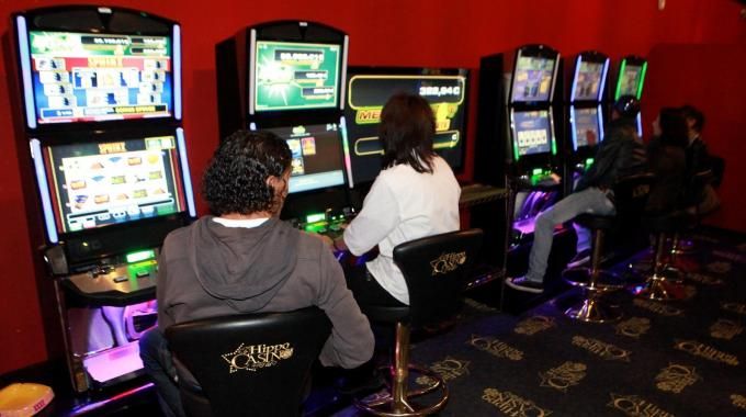 Videopoker (e macchinette mangiasoldi varie) spenti tra le 11 e le 16 Videopoker (e macchinette mangiasoldi varie) spenti tra le 11 e le 16