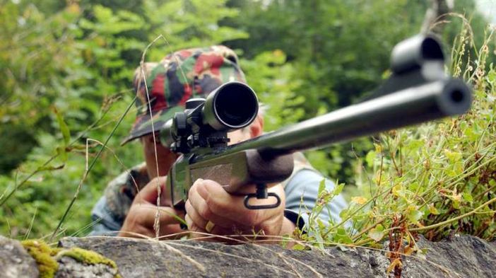 Sparava agli uccellini: denunciato bracconiere Sparava agli uccellini: denunciato bracconiere